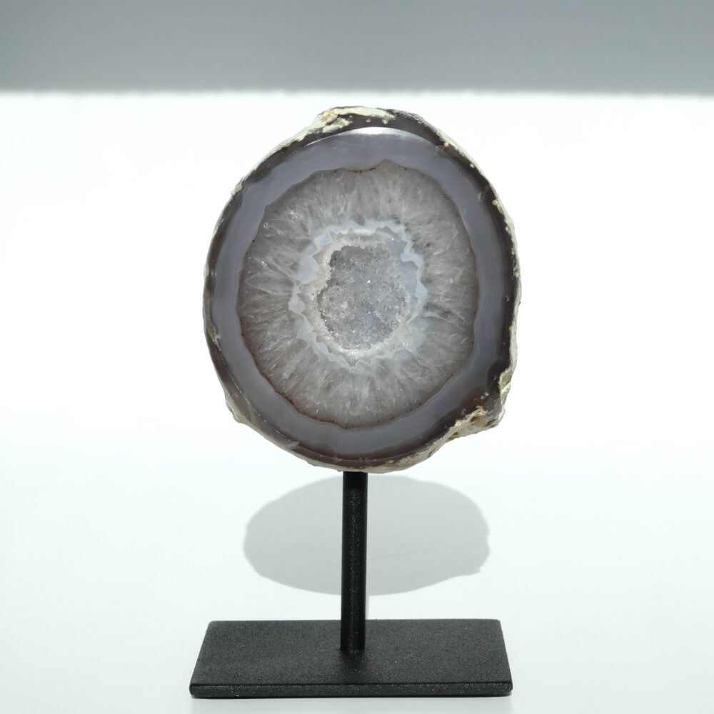 Een agaat geode op zwarte standaard