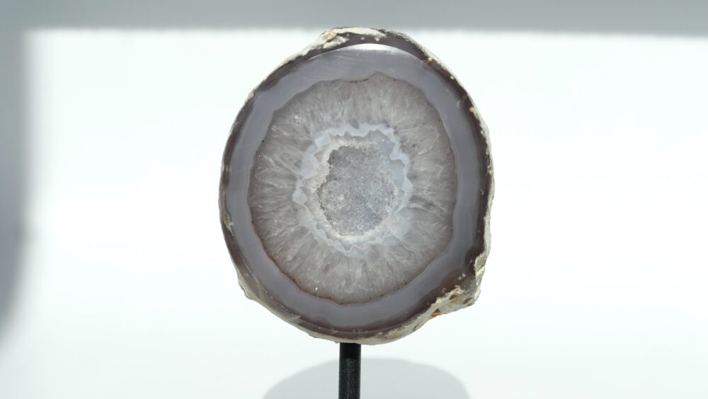 agaat geode op zwarte standaard