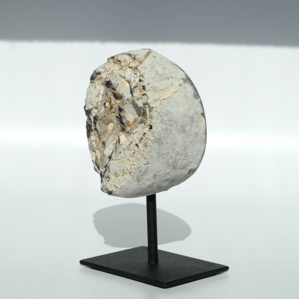 agaat geode op zwarte standaard