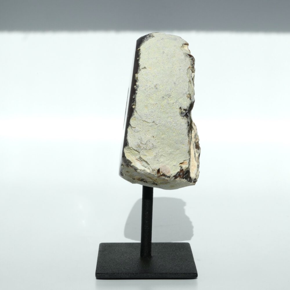 agaat geode op zwarte standaard