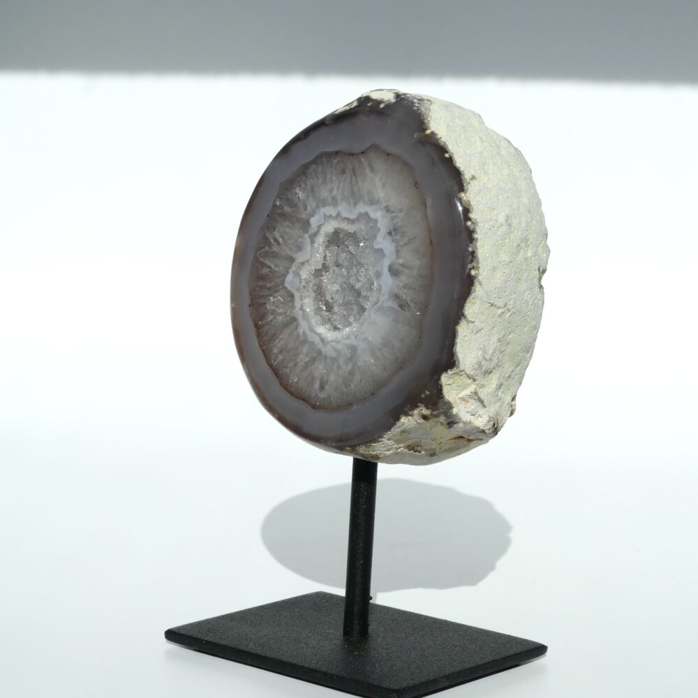 agaat geode op zwarte standaard