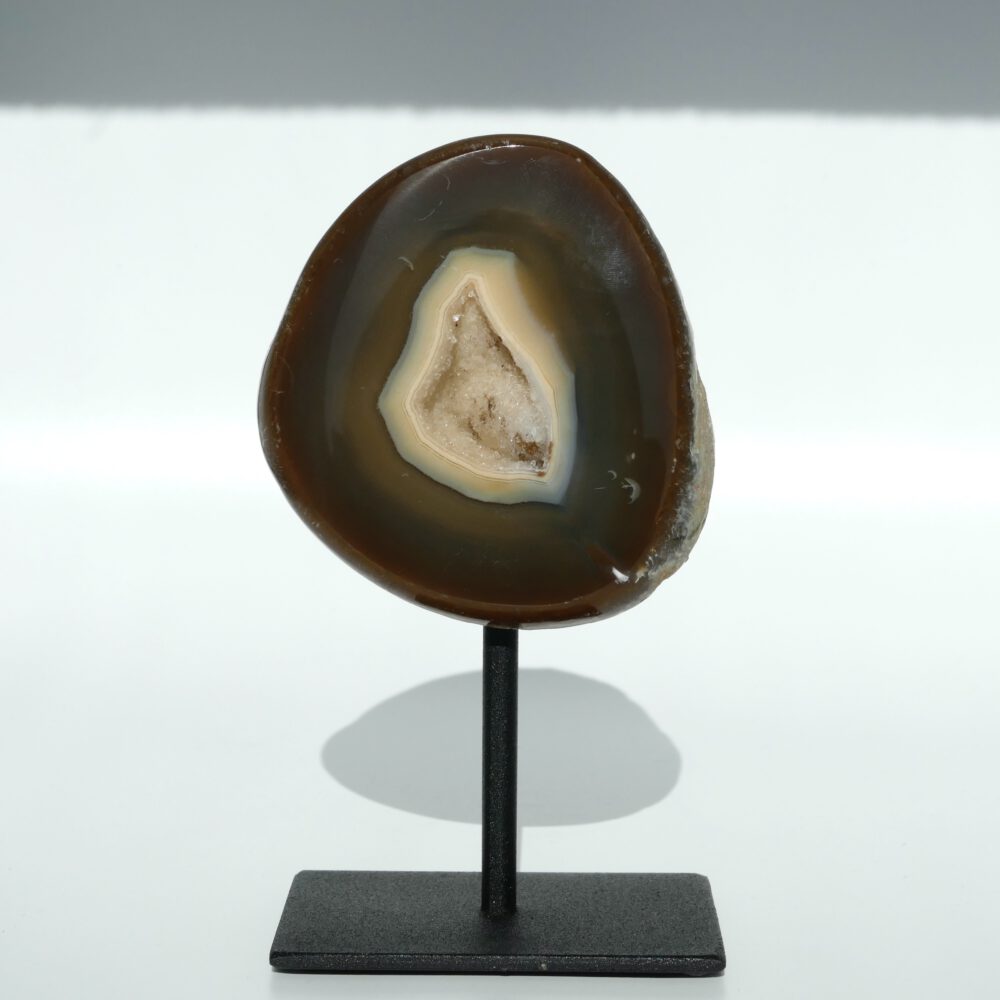 bruine agaat geode op zwarte standaard