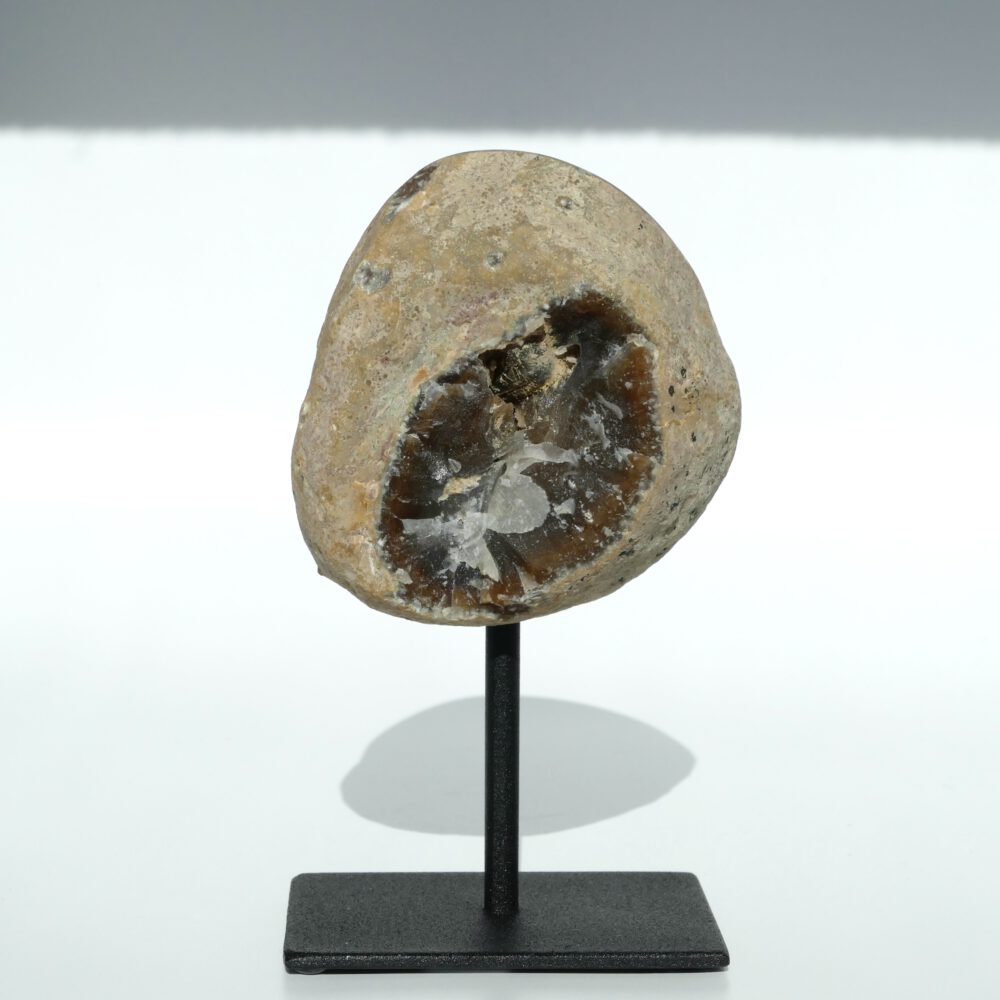 bruine agaat geode op zwarte standaard