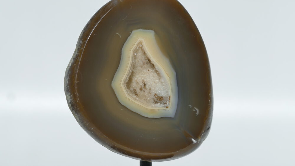 bruine agaat geode op zwarte standaard