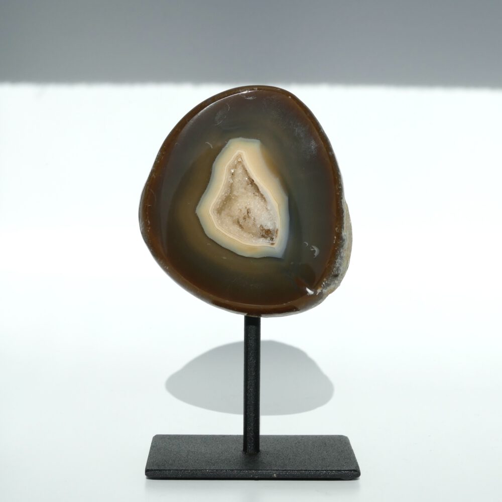 bruine agaat geode op zwarte standaard
