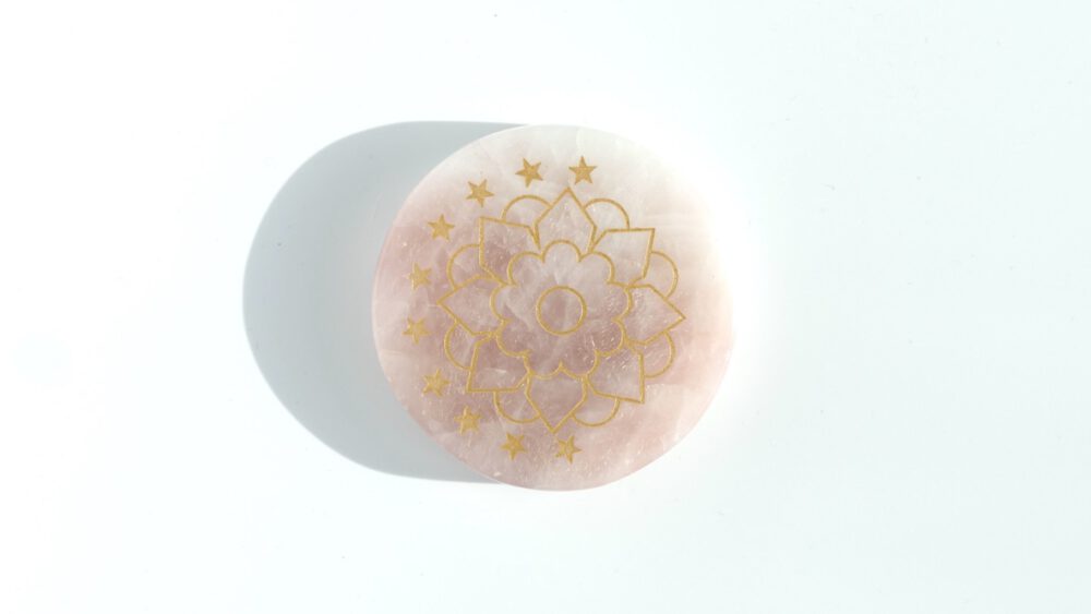 gegraveerde schijf rozenkwarts lotus