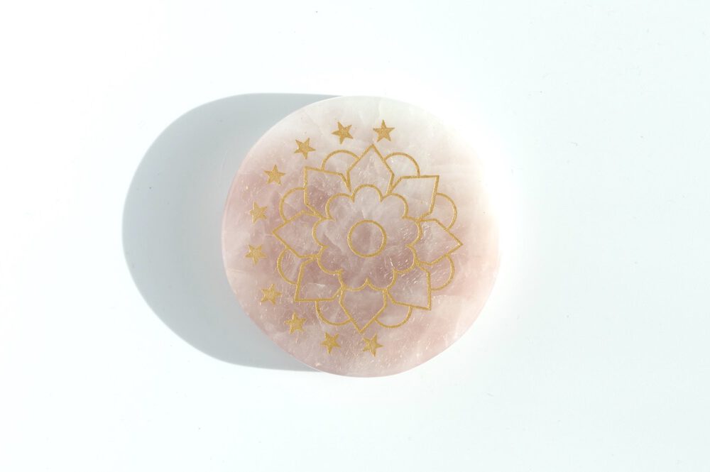 gegraveerde schijf rozenkwarts lotus