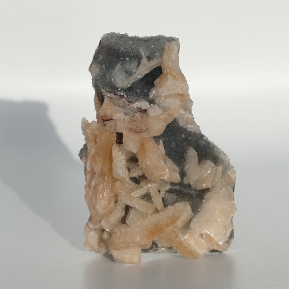 stilbiet op zwarte chalcedoon