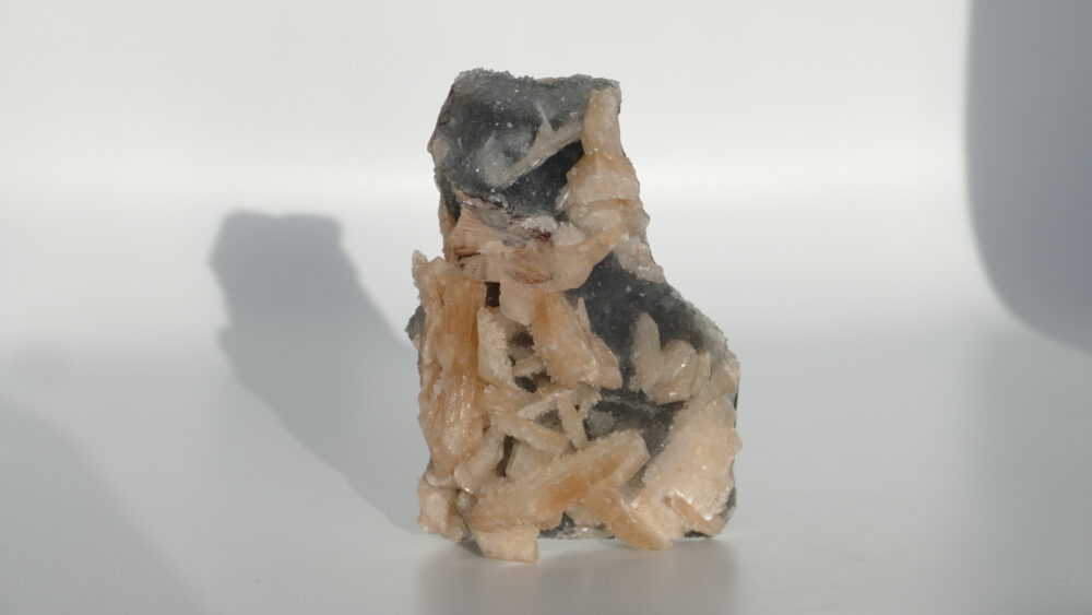 stilbiet op zwarte chalcedoon