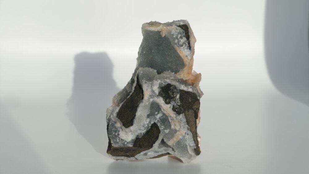 stilbiet op zwarte chalcedoon