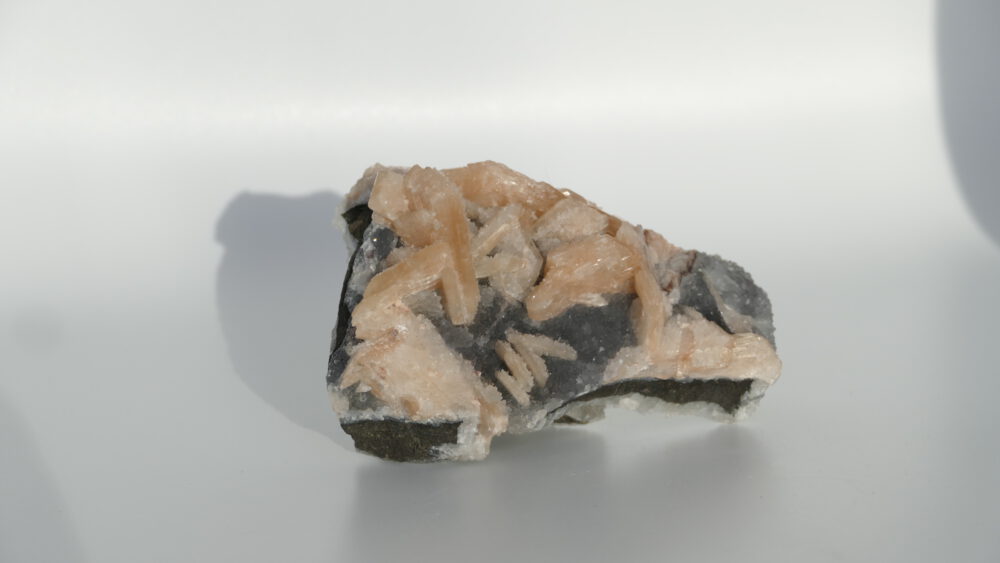 stilbiet op zwarte chalcedoon