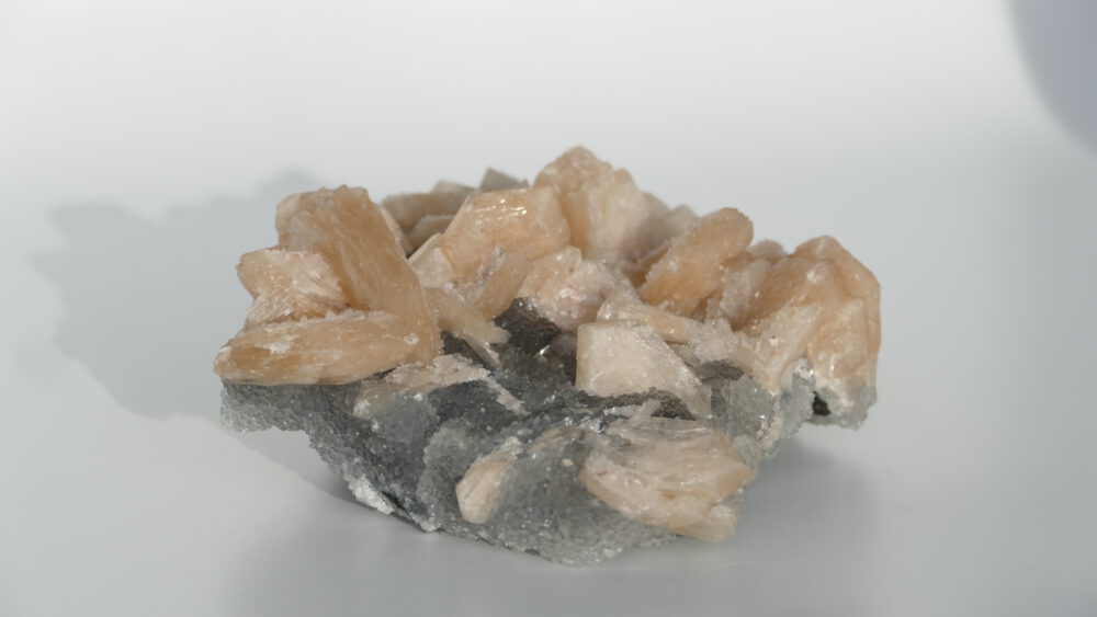 stilbiet op chalcedoon